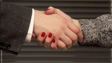 هل مصافحة المرأة الأجنبية حرام شرعا؟.. أمين الفتوى يوضح الضوابط الشرعية