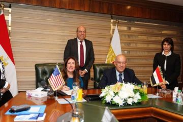 وزير الطيران المدني يشهد توقيع مذكرة تفاهم بين مصر والولايات المتحدة الأمريكية لتعزيز منظومة أمن الطيران بمطار القاهرة الدولي وزير الطيران المدني يشهد توقيع مذكرة تفاهم بين مصر والولايات المتحدة الأمريكية لتعزيز منظومة أمن الطيران بمطار القاهرة الدولي