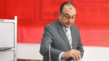 وزير قطاع الأعمال يدلي بصوته في انتخابات مجلس النواب بالقاهرة الجديدة