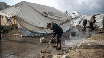 الأمطار تغرق خيام غزة.. المنخفض الجوي يعمق مأساة السكان النازحين شاهد الأمطار تغرق خيام غزة.. المنخفض الجوي يعمق مأساة السكان النازحين شاهد