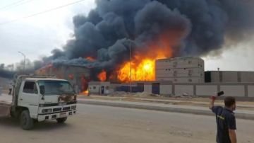 النيران وصلت للسماء.. محاولات للسيطرة علي حريق مصنع أحبار في السادات