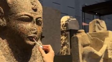 حقيقي أم Ai.. الأمن يفحص فيديو عبث فتيات بآثار المتحف الكبير بالمكياج