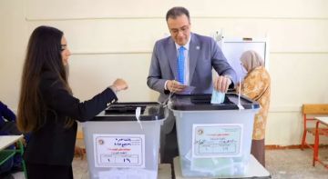 رئيس الجهاز المركزي للتنظيم والإدارة يدلي بصوته في انتخابات مجلس النواب