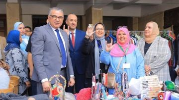 زين العابدين والجارحي يفتتحان سوق الخير و معرض الكتاب الخيري لدعم الطلاب غير القادرين بتجارة عين شمس زين العابدين والجارحي يفتتحان سوق الخير و معرض الكتاب الخيري لدعم الطلاب غير القادرين بتجارة عين شمس