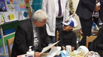 لحظة إنسانية بالأقصر.. وزير التعليم العالي يلتقي أطفال الأورام ويوجه رسالة دعم مؤثرة