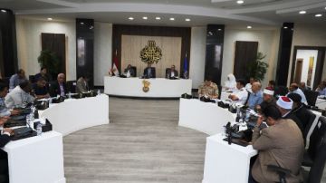 محافظ أسوان يشدد على الالتزام بفترة الصمت الانتخابي وتسخير الإمكانيات للتسهيل على الناخبين