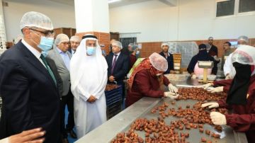 محافظ الجيزة يتفقد خطوط الإنتاج بأحد مصانع تعبئة وتغليف التمور وزيت الزيتون بالواحات البحرية محافظ الجيزة يتفقد خطوط الإنتاج بأحد مصانع تعبئة وتغليف التمور وزيت الزيتون بالواحات البحرية