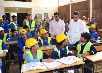 محافظ السويس يجري زيارة مفاجئة لمدرسة 24 أكتوبر الصناعية العسكرية محافظ السويس يجري زيارة مفاجئة لمدرسة 24 أكتوبر الصناعية العسكرية