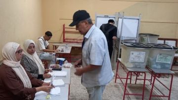 ناخبون يدلون بأصواتهم في اللجنة 17 بمدرسة 6 أكتوبر الابتدائية ببولاق الدكرور.. صور