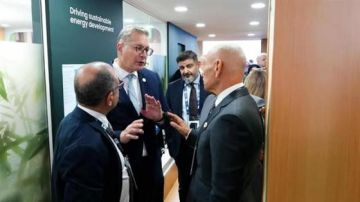 وزير البترول يتفقد الجناح المصري في معرض أديبك 2025