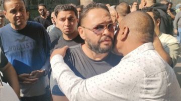 أحمد رزق وأشرف زكي يشاركان في جنازة أحمد عبد الله صور