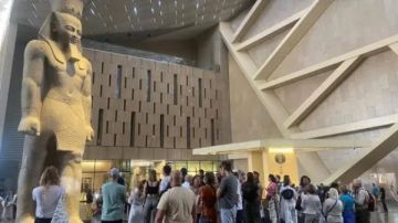 أرقام تاريخية.. حصيلة تذاكر المتحف المصري الكبير تدفعه لصدارة المنافسة العالمية بعد أسبوع واحد من الافتتاح أرقام تاريخية.. حصيلة تذاكر المتحف المصري الكبير تدفعه لصدارة المنافسة العالمية بعد أسبوع واحد من الافتتاح