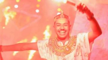 بزى فرعوني.. عريس فى أسوان يبهر ويفاجئ المعازيم فى ليلة زفافه شاهد