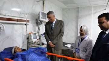 لفتة إنسانية.. محافظ أسوان يطمئن على حالة الطالبة المصابة فى حادث الأتوبيس.. شاهد