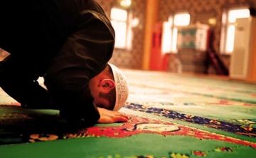 منا حكم قراءة الإمام آية فيها سجدة تلاوة في الصلاة السرية؟ .. الإفتاء تجيب منا حكم قراءة الإمام آية فيها سجدة تلاوة في الصلاة السرية؟ .. الإفتاء تجيب