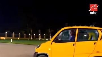 انبساط ودلع.. عمرو أديب يجرب السيارة كيوت بديل التوك توك (فيديو)