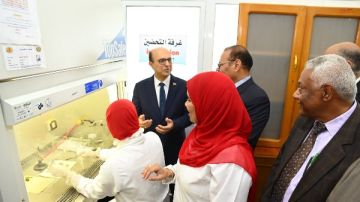 رئيس جامعة أسيوط يفتتح معمل زراعة الأنسجة النباتية