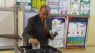 رئيس جامعة المنصورة يدلي بصوته في انتخابات مجلس النواب