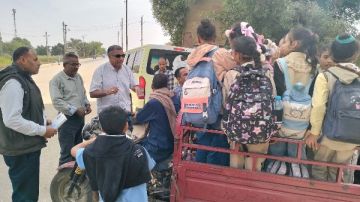 عرض حياتهم للخطر.. رئيس محلى قوص بقنا يصادر تروسيكل يستقله تلاميذ مدارس صور