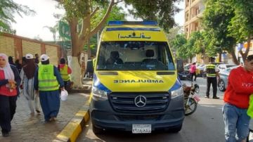 لأي مساعدة.. سيارات الإسعاف تتواجد أمام لجان المهندسين الانتخابية