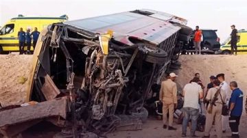 محافظ أسوان يتابع الحالة الصحية لـ24 مصابا في حادث انقلاب أتوبيس الطلاب