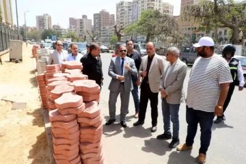 محافظ الشرقية يتفقد أعمال تركيب بلاط الإنترلوك بمركز الزقازيق.. ويوجه باستبدال أعمدة الإنارة