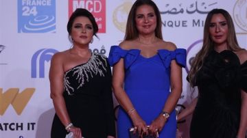 نجمات الفن تفضلن الأسود بافتتاح مهرجان القاهره السينمائي