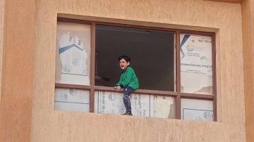 نسيوه في الفصل تداول صورة لطفل نط فوق الشباك باكيا بمدرسة بأسيوط نسيوه في الفصل تداول صورة لطفل نط فوق الشباك باكيا بمدرسة بأسيوط