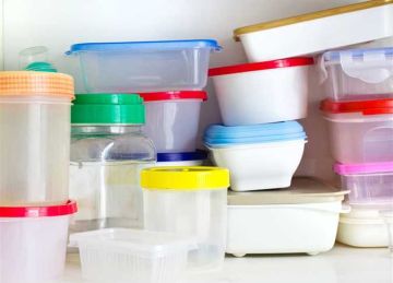 خطوة مهمة لصحة الأسرة.. خطوات تنظيف علب الثلاجة من الدهون