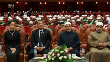 رئيس جامعة الأزهر يشهد احتفالية تخرج أبناء تايلاند.. ويؤكد: نماذج مشرقة تحمل أمانة نشر المنهج الوسطي رئيس جامعة الأزهر يشهد احتفالية تخرج أبناء تايلاند.. ويؤكد: نماذج مشرقة تحمل أمانة نشر المنهج الوسطي