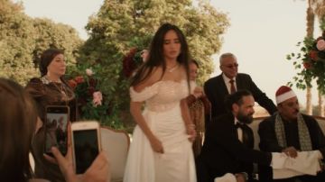 زينة عروسة لشخصين بنفس الوقت في مسلسل ورد وشوكولاته زينة عروسة لشخصين بنفس الوقت في مسلسل ورد وشوكولاته