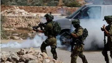 قوات الاحتلال الإسرائيلي تغلق طريق واد أم سلمونة جنوب لحم