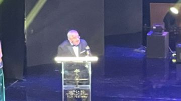 إيه اليوم الحلو ده.. المخرج محمد عبد العزيز يعبر عن سعادته بتكريمه في مهرجان القاهرة إيه اليوم الحلو ده.. المخرج محمد عبد العزيز يعبر عن سعادته بتكريمه في مهرجان القاهرة