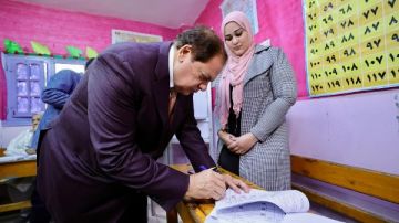 حشود شعبية ورسائل محبة.. أحمد موسى يستعرض جولة أبو العينين داخل لجان الانتخابات بالجيزة