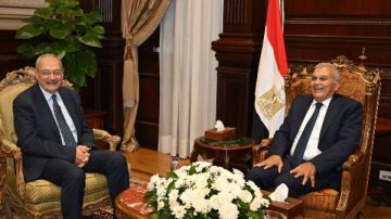 رئيس الشيوخ يستقبل المستشارين عدلي حسين ونبيل صادق لتهنئته بتوليه المنصب