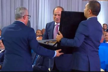 رئيس هيئة المنطقة الاقتصادية يقدم للرئيس السيسي هدية في شكل مجسم لسفينة فرعونية رئيس هيئة المنطقة الاقتصادية يقدم للرئيس السيسي هدية في شكل مجسم لسفينة فرعونية