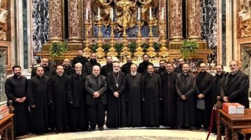 الأنبا باسيليوس مع كهنة الإيبارشية ببازيليك القديسة مريم الكبرى بروما