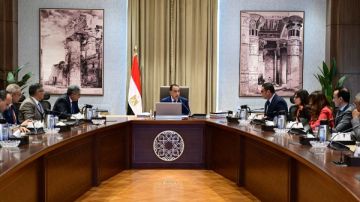 رئيس الوزراء يتابع عمليات تطوير المناطق المحيطة بمنطقة هضبة الأهرامات