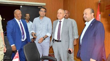 قبيل ساعات من غلق اللجان الانتخابية محافظ الأقصر يتفقد غرفة العمليات بالشبكة الوطنية