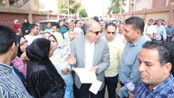 محافظ المنيا يستمع إلى 70 حالة إنسانية ويوجه بتقديم مساعدات مالية للأكثر احتياجا