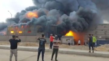 10 سيارات إطفاء للسيطرة على حريق مصنع بمدينة السادات ومحافظ المنوفية ينتقل لموقع الحادث