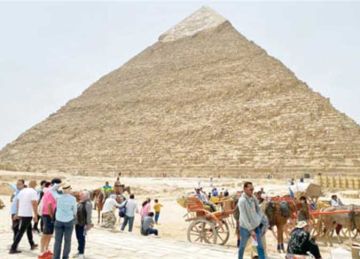 النيابة العامة تخلي سبيل 3 سائحين إسبان بسبب تصوير مخالف بجوار الهرم الأكبر النيابة العامة تخلي سبيل 3 سائحين إسبان بسبب تصوير مخالف بجوار الهرم الأكبر