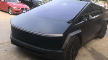 بدون نمر و لا لوحة .. سيارة محمد رمضان تخطف الأنظار في جنازة والده بدون نمر و لا لوحة .. سيارة محمد رمضان تخطف الأنظار في جنازة والده