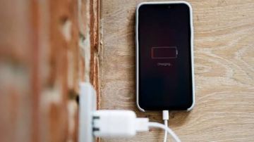 بعد مأساة شبرا الخيمة.. كيف تتجنب حرائق شاحن الموبايل؟ نصائح مهمة بعد مأساة شبرا الخيمة.. كيف تتجنب حرائق شاحن الموبايل؟ نصائح مهمة