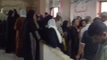 توافد نسائي كبير للتصويت في لجنة مدرسة الشهيد حسين جمال بالمنيب