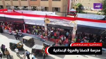 طوابير وإقبال كثيف.. زحام من الناخبين على لجان مدرسة الصفا والمروة بالهرم طوابير وإقبال كثيف.. زحام من الناخبين على لجان مدرسة الصفا والمروة بالهرم