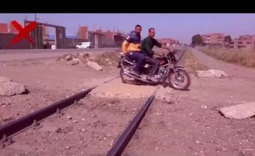 النقل تناشد المواطنين بعدم إقامة معابر غير شرعية على قضبان السكك الحديدية.. صور النقل تناشد المواطنين بعدم إقامة معابر غير شرعية على قضبان السكك الحديدية.. صور