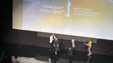 شكرا مصر.. هيام عباس تفقد السيطرة على دموعها بعد تكريمها بالقاهرة السينمائي