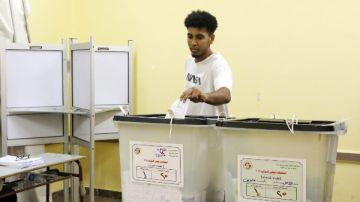 استمرار توافد الناخبين للإدلاء بأصواتهم بلجان عابدين في انتخابات مجلس النواب بمدارس عابدين