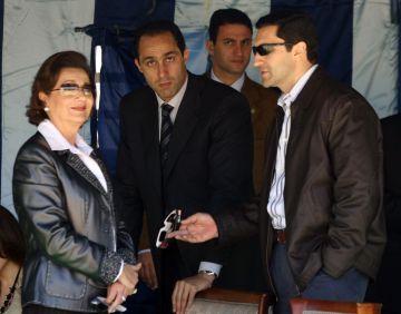 الضغط لتوريث الحكم لابنها .. علاء مبارك يشعل تفاعلا برده على تدوينة عن أكبر خطأ لوالدته سوزان الضغط لتوريث الحكم لابنها .. علاء مبارك يشعل تفاعلا برده على تدوينة عن أكبر خطأ لوالدته سوزان